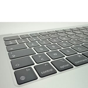 A3113 – MacBook Air 13.6″ (2024, M3) Top Case met Toetsenbord AZERTY BE – Zilver — detail van de toetsen