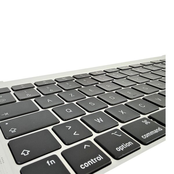 A2681 – MacBook Air 13.6″ (2022, M2) Top Case met Toetsenbord AZERTY BE – Zilver — detail van de toetsen