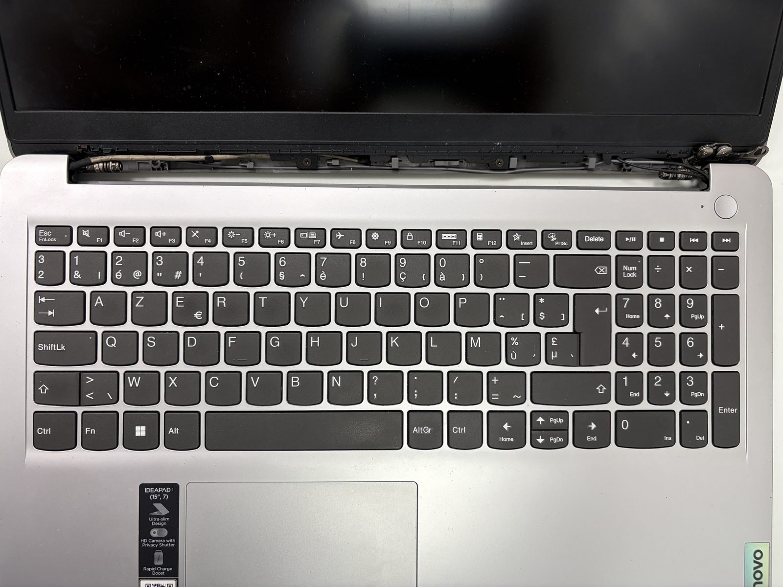 Lenovo IdeaPad met losgekomen schermrand: het scharnier heeft de bovenrand van de behuizing over de volle breedte omhooggeduwd