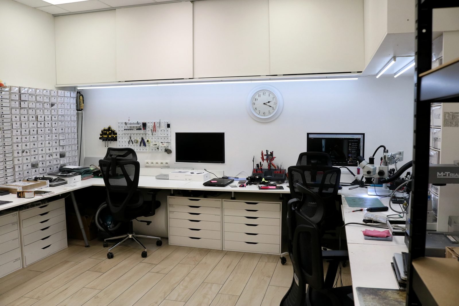 De herstelwerkplaats van ZeliT met microscoop en onderdelen op voorraad