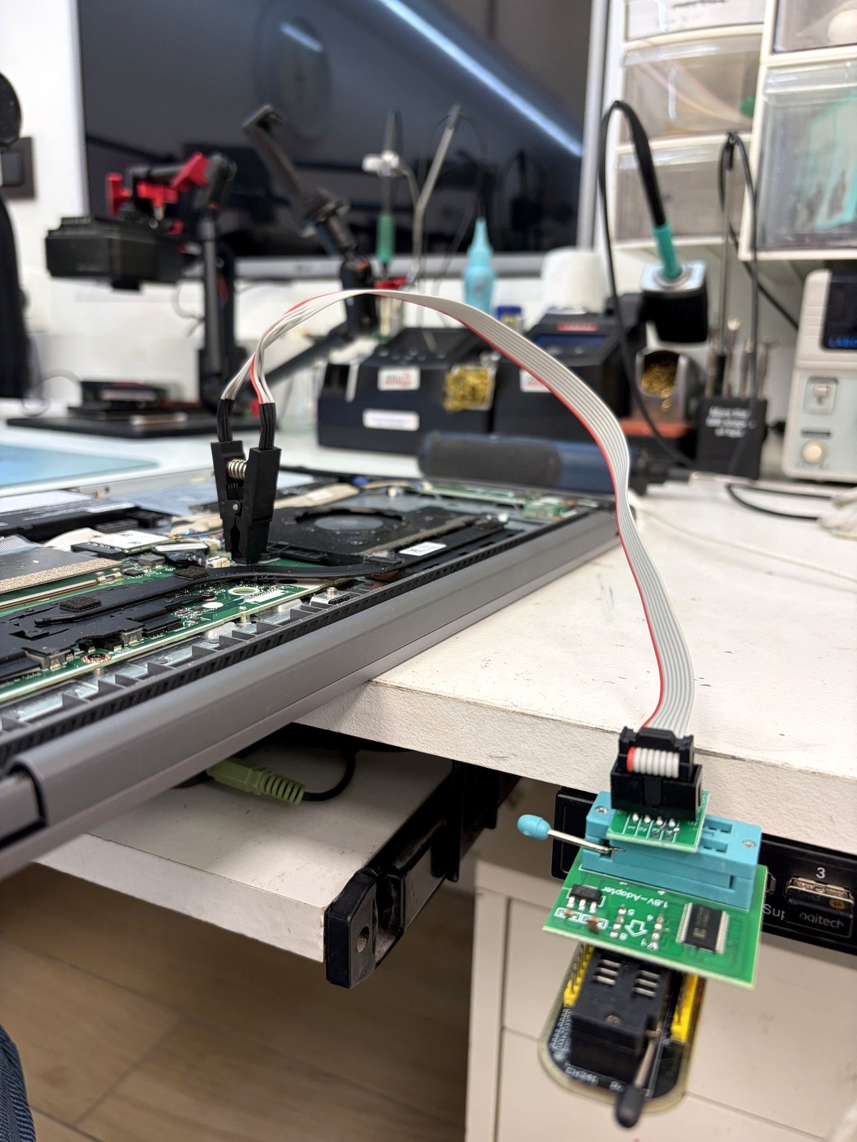 Testclip op de BIOS-chip van een Lenovo IdeaPad 3, verbonden met een CH341-programmer