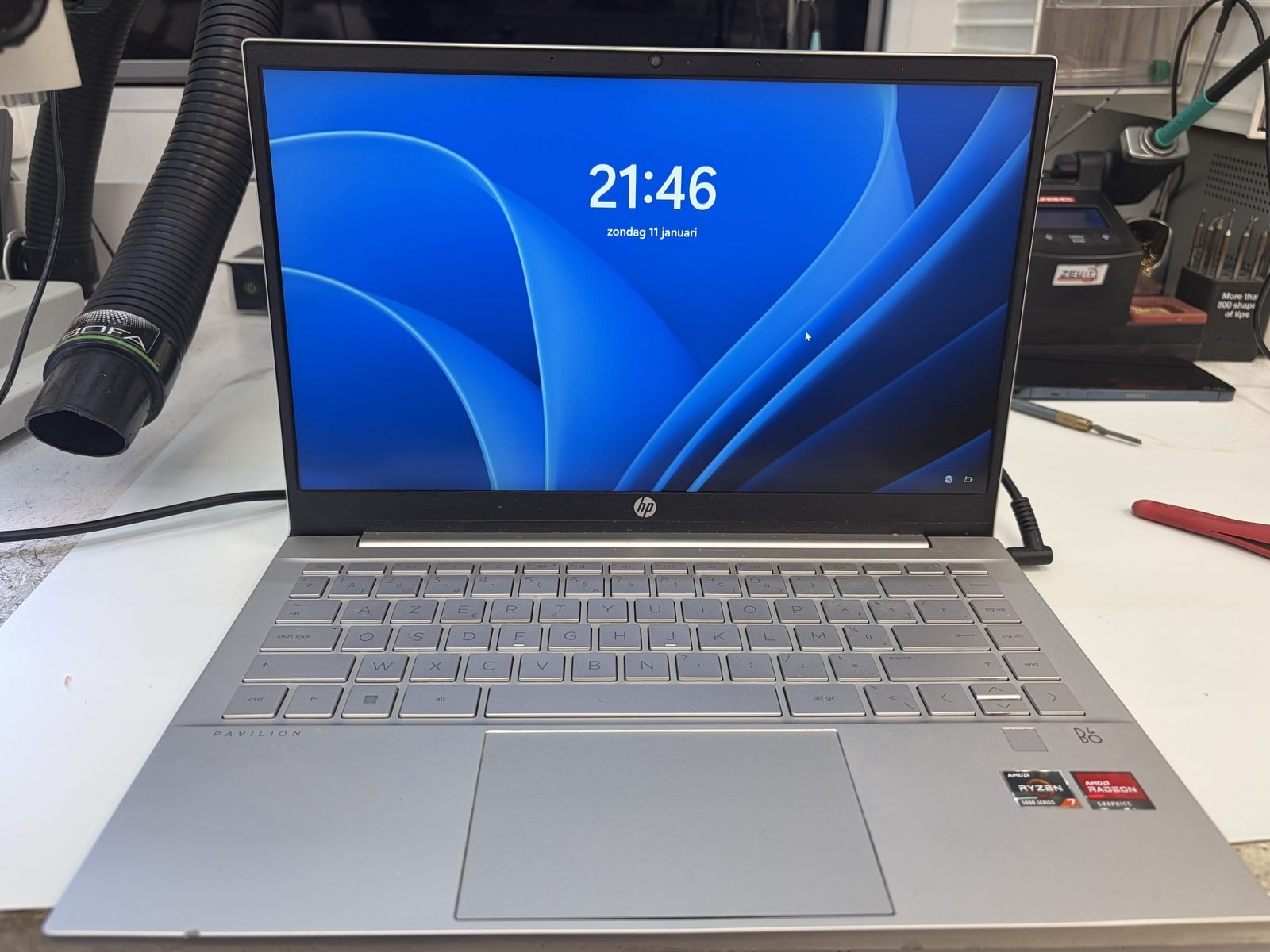 De HP Pavilion 14-ec1009nb na de herstelling, met een nieuw laptopscherm dat een helder en gaaf beeld toont