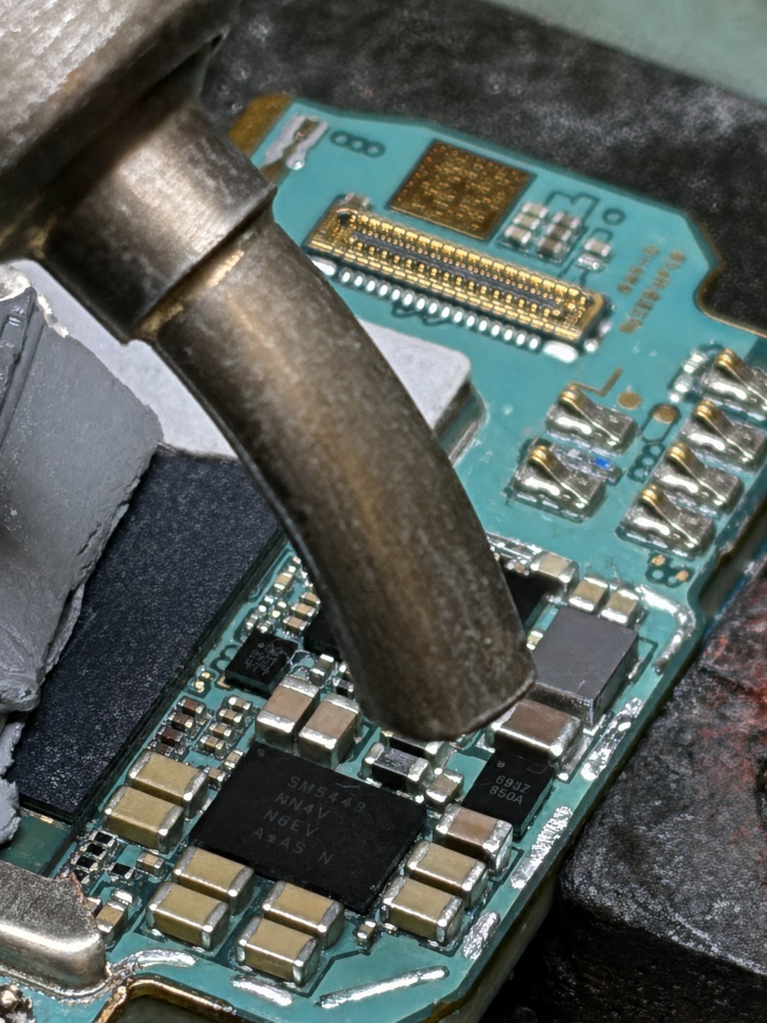 Microsoldering op SMD-componenten van een moederbord