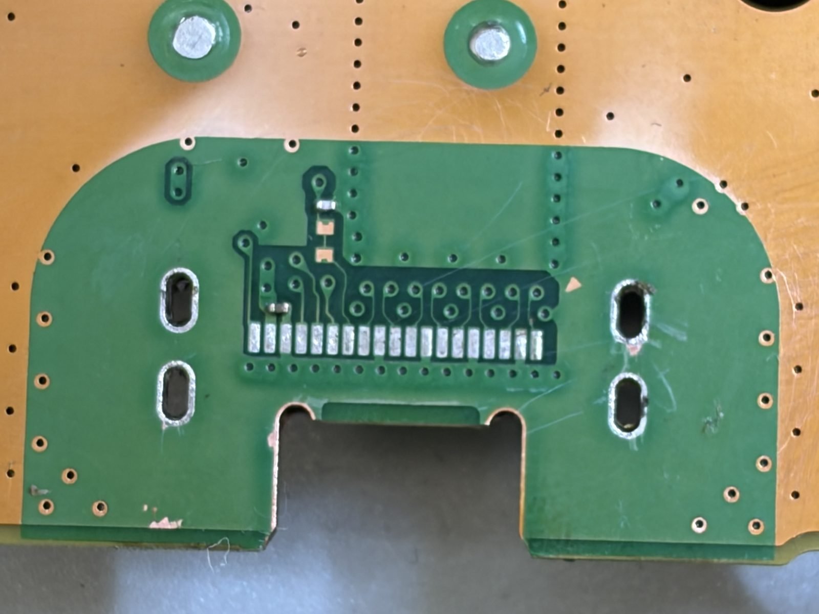 Soldeerpads op PS5 moederbord na demontage van de HDMI-poort