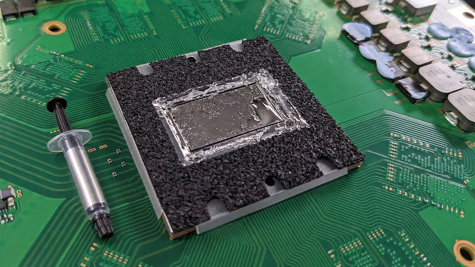 Vloeibaar metaal aangebracht op de chip van een PlayStation 5