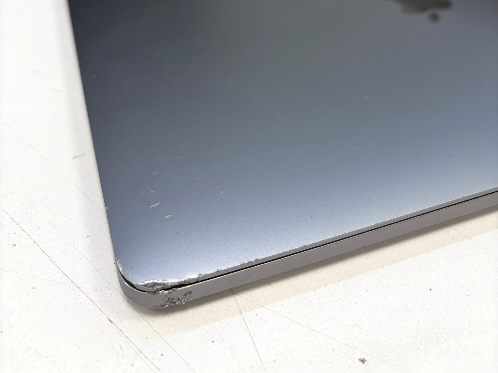 Ingedeukte hoek van een MacBook die ZeliT overkoopt