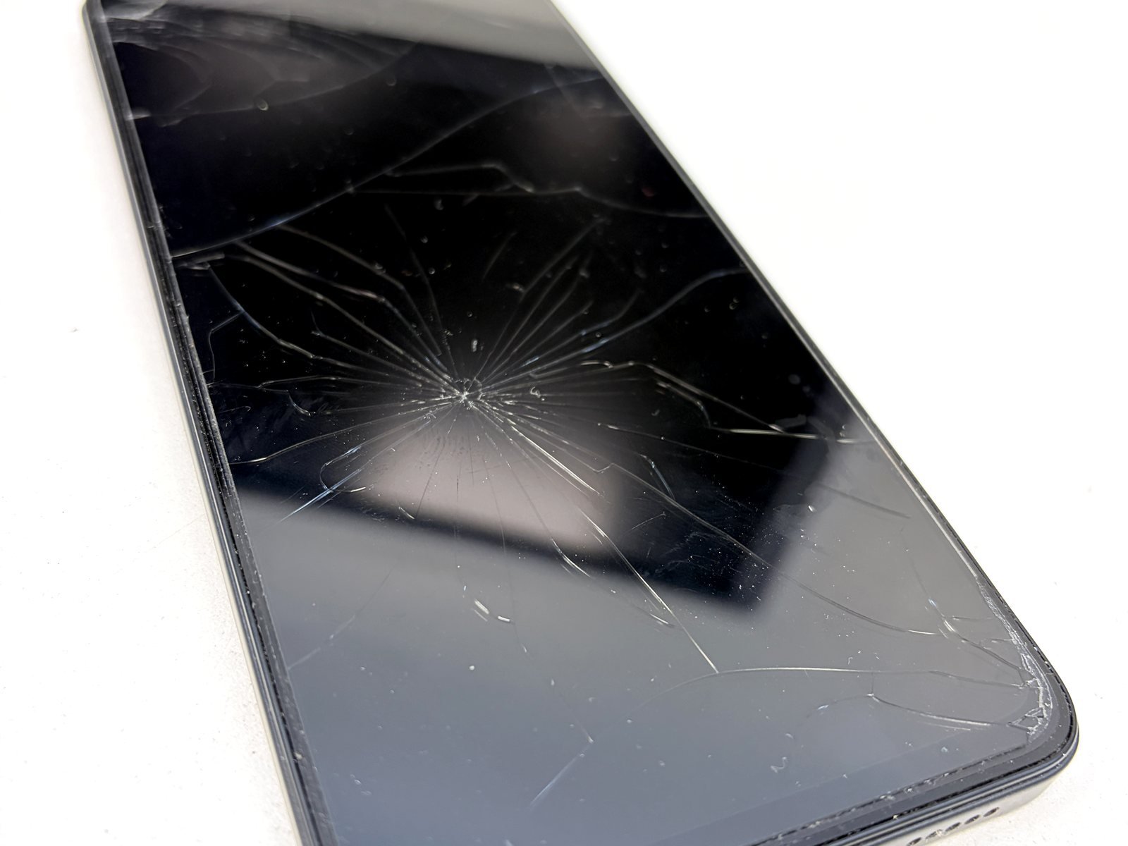 Smartphone met gebarsten scherm die ZeliT overkoopt