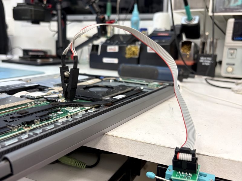 Testclip op de BIOS-chip van een laptop, verbonden met een programmer