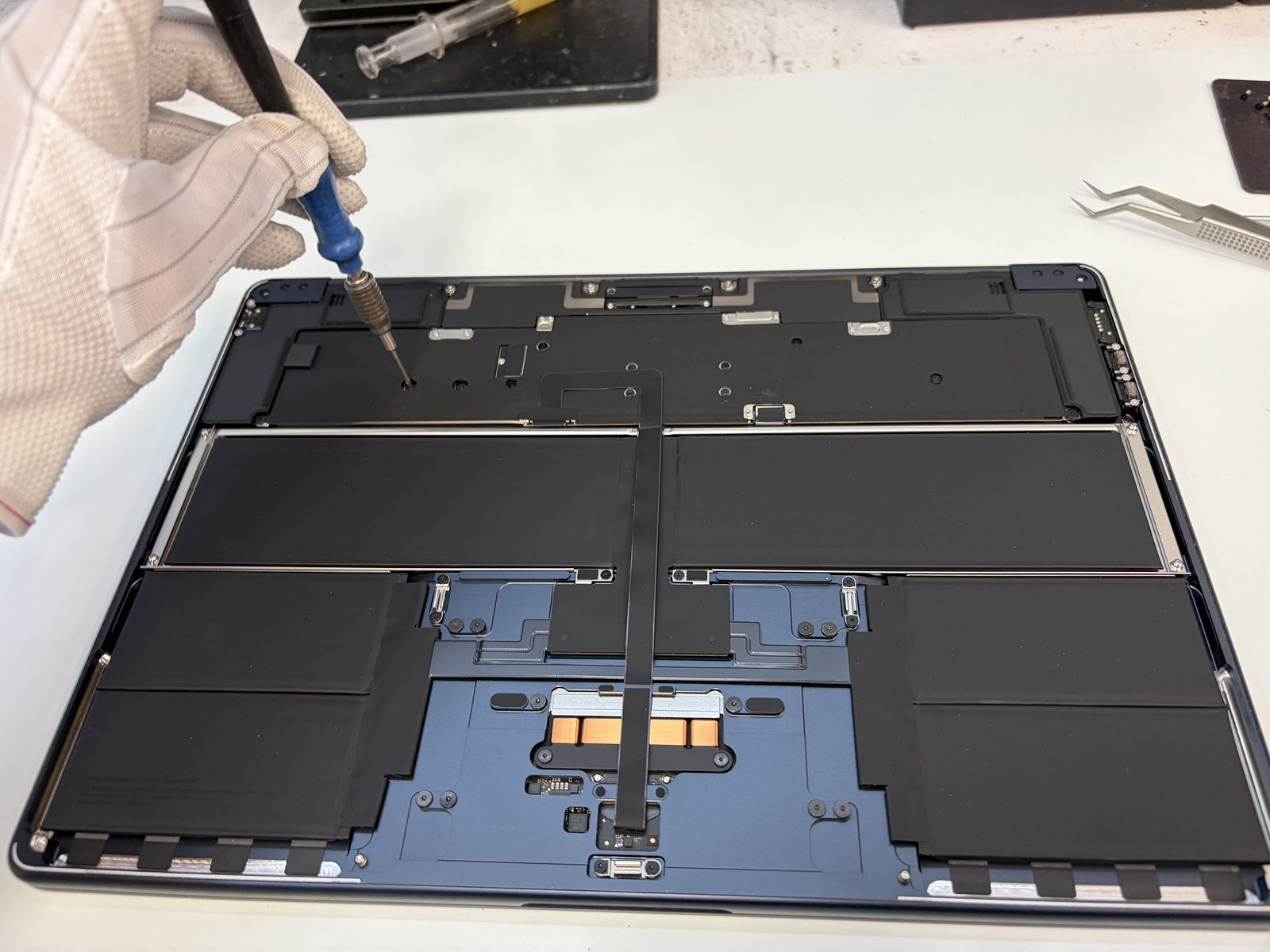De binnenkant van een MacBook Air met de onderplaat verwijderd
