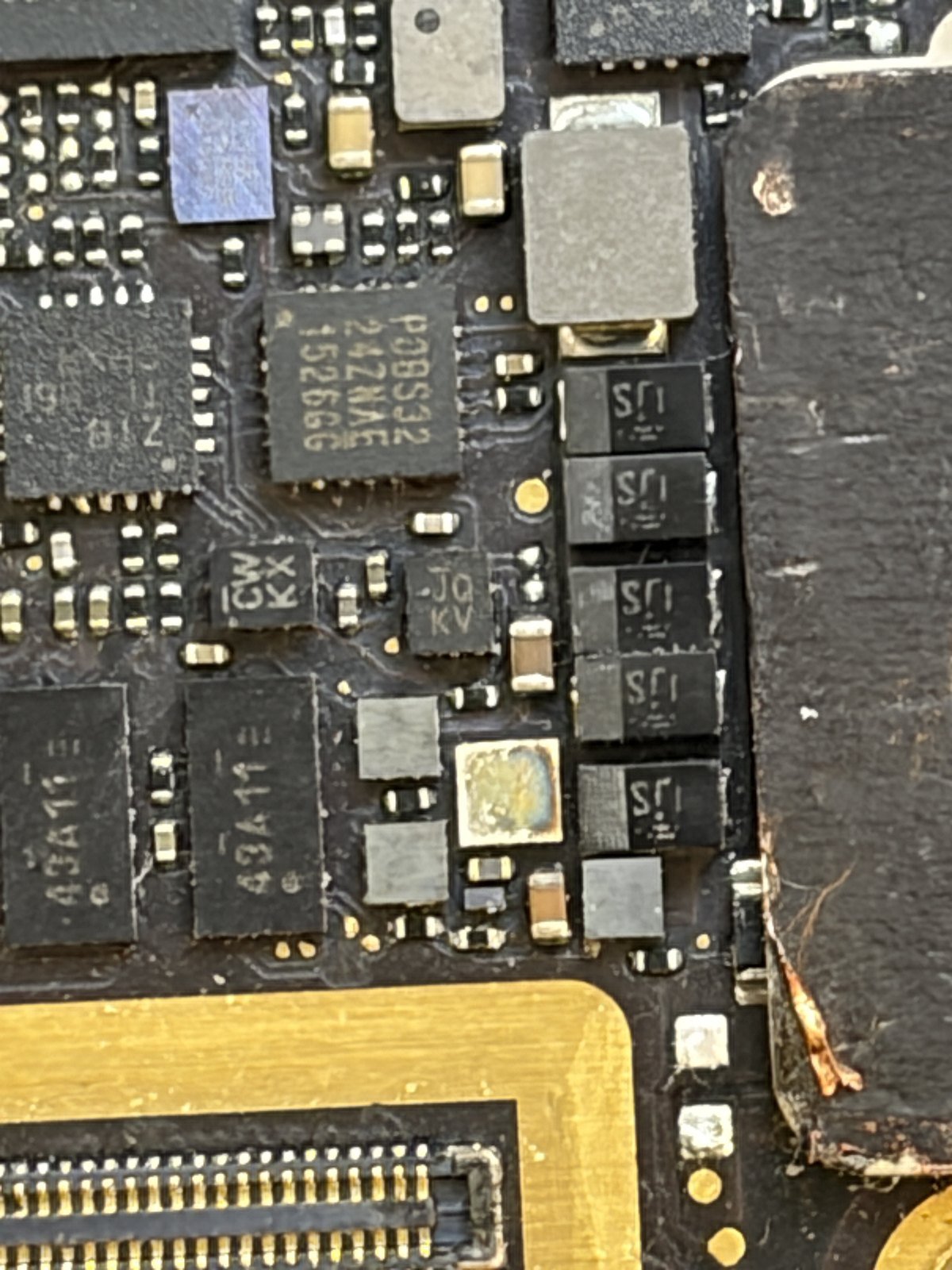 Corrosie op het moederbord van een MacBook Air na vloeistofschade