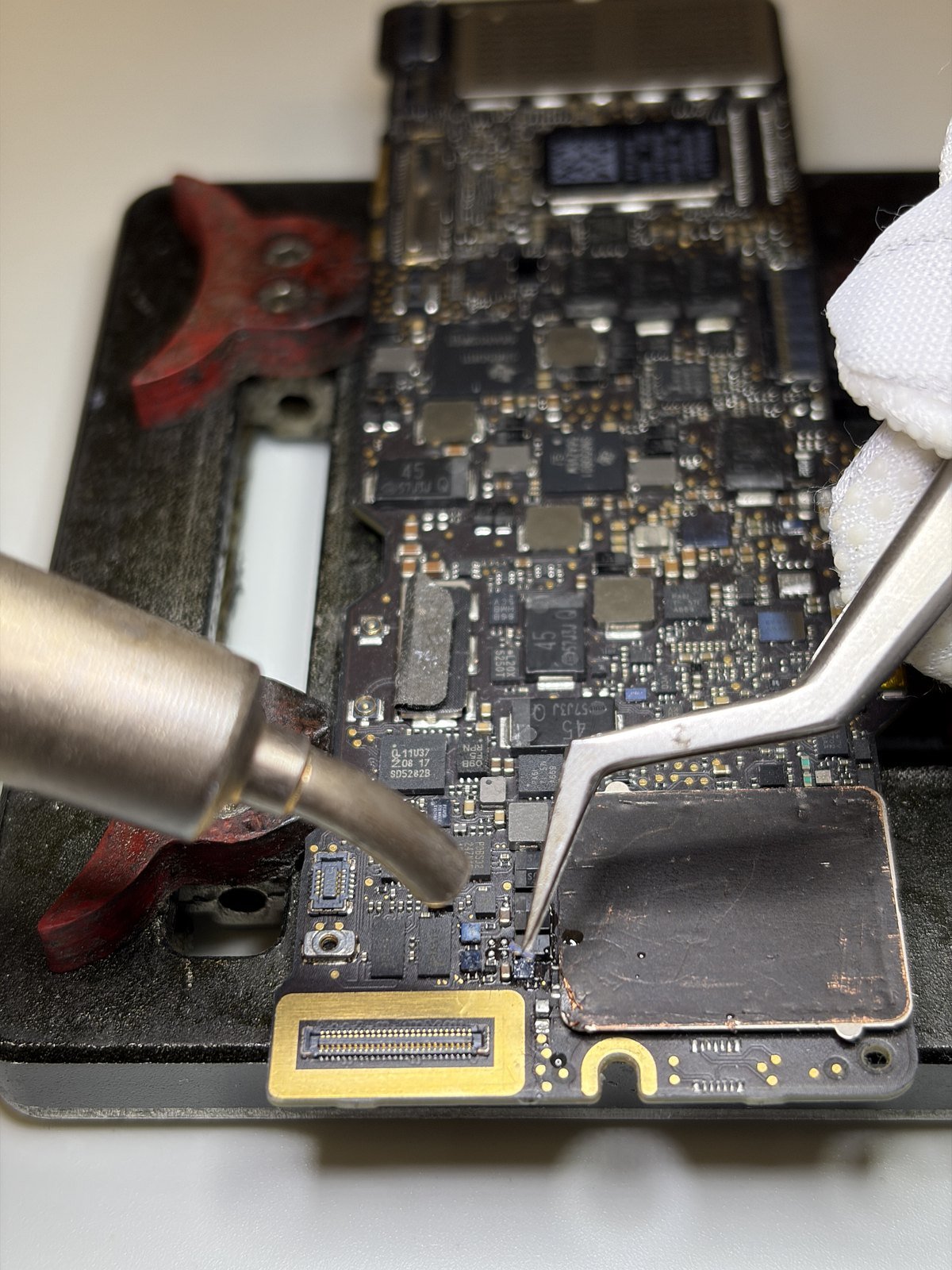 Microsoldeerwerk op het moederbord van een MacBook Air